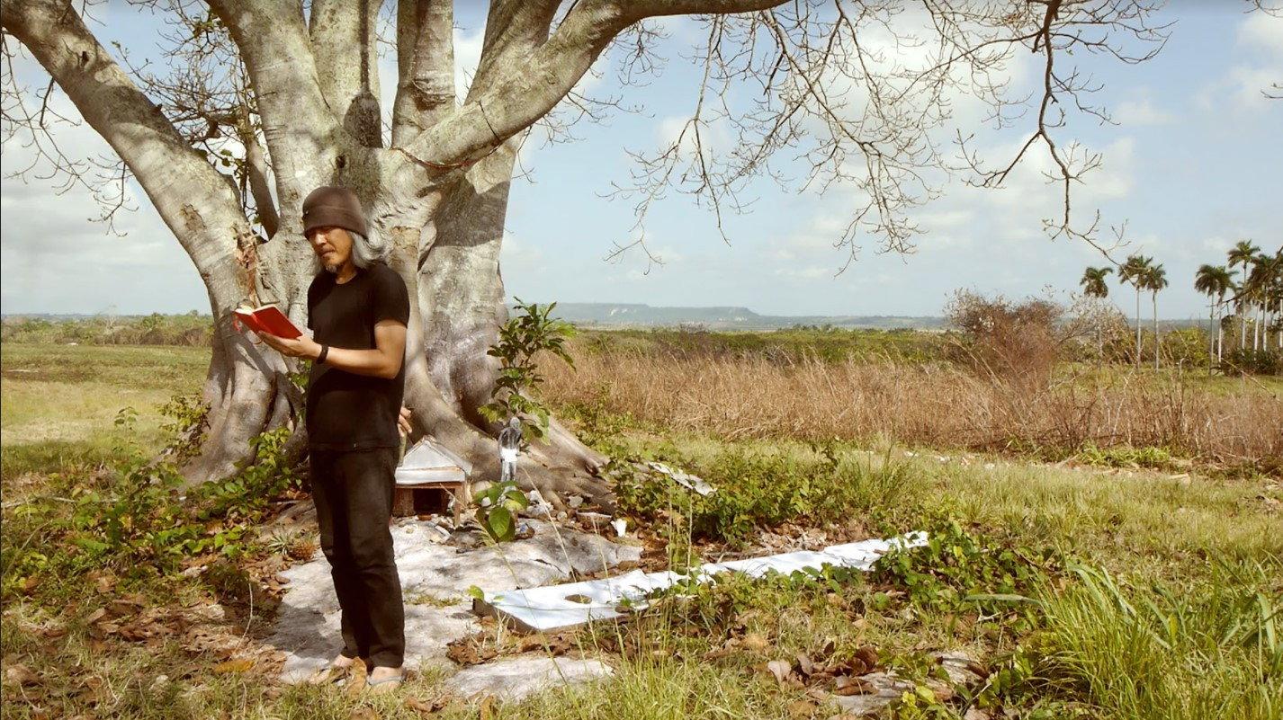 Atravesando el campo 2021 movie scene
