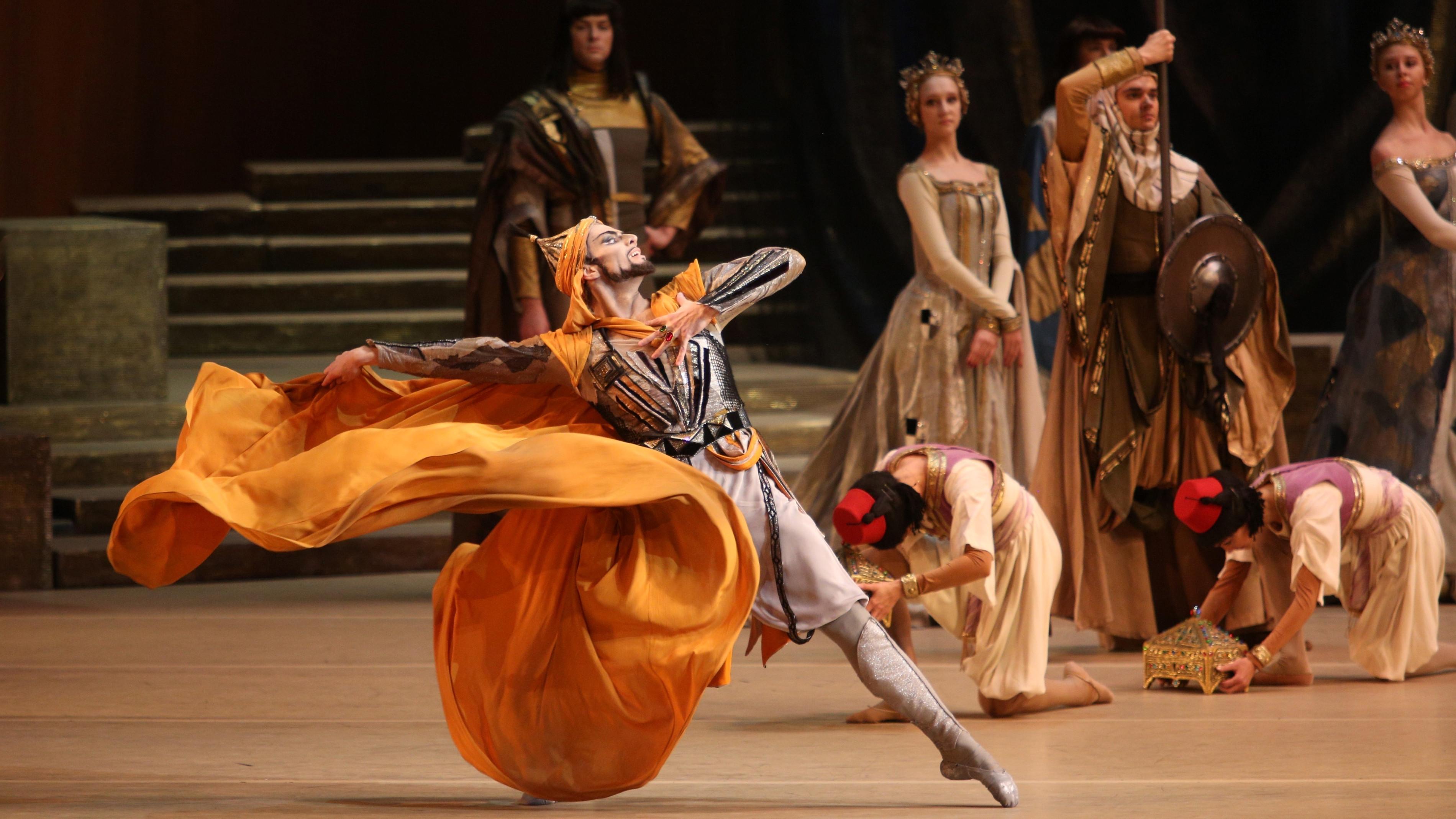 Bolshoi Ballet: Raymonda 2019 movie scene