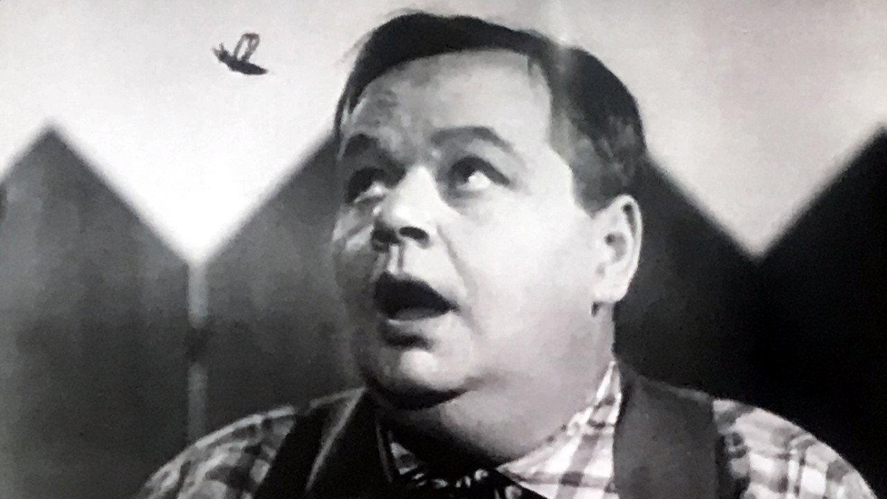 Buzzin' Around 1933 movie scene