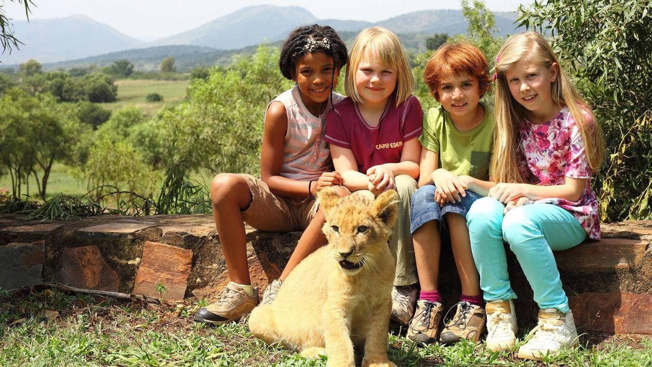 Casper and Emma on Safari 2015 movie scene