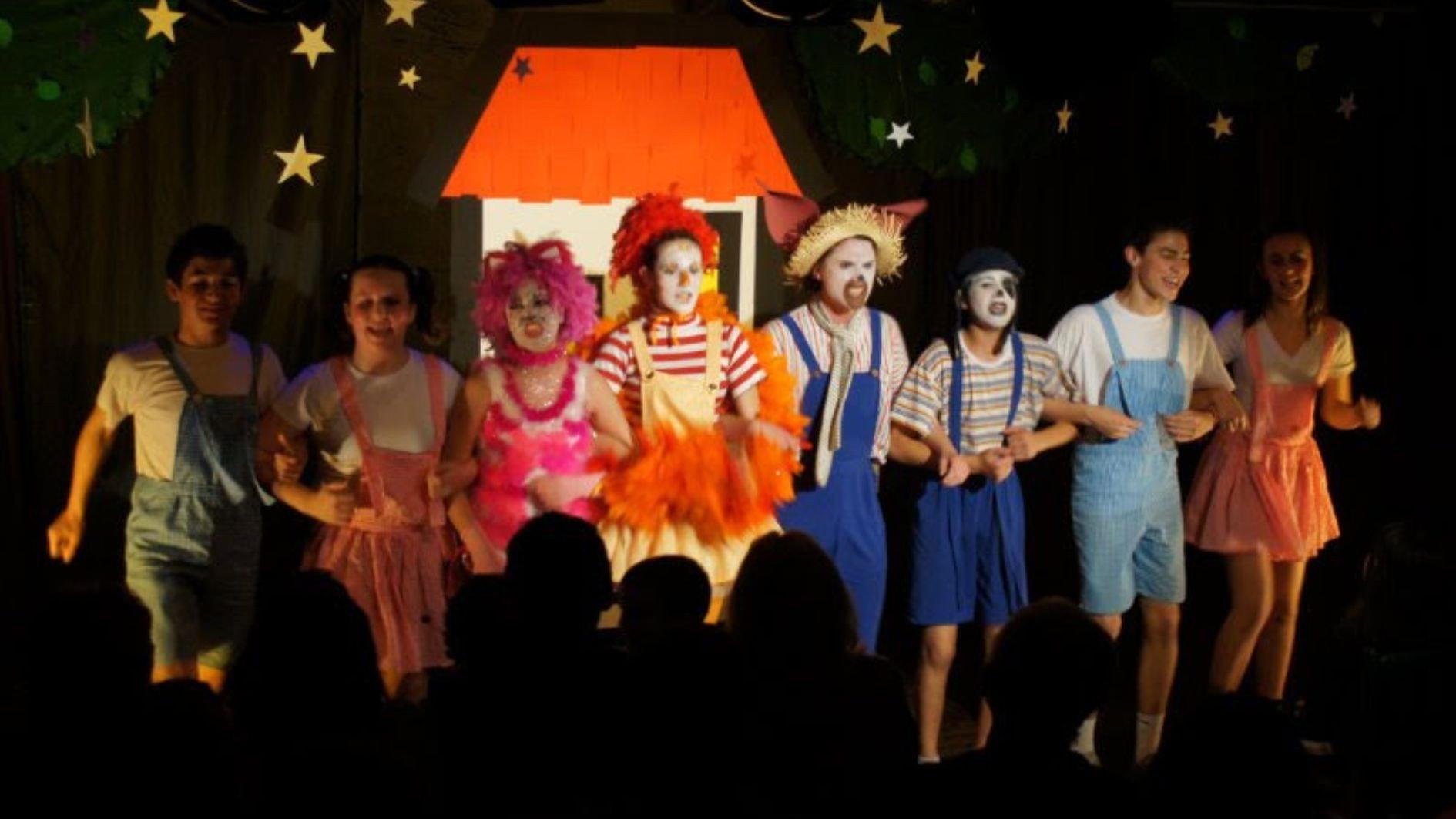 Os Saltimbancos: O Musical 2010 movie scene