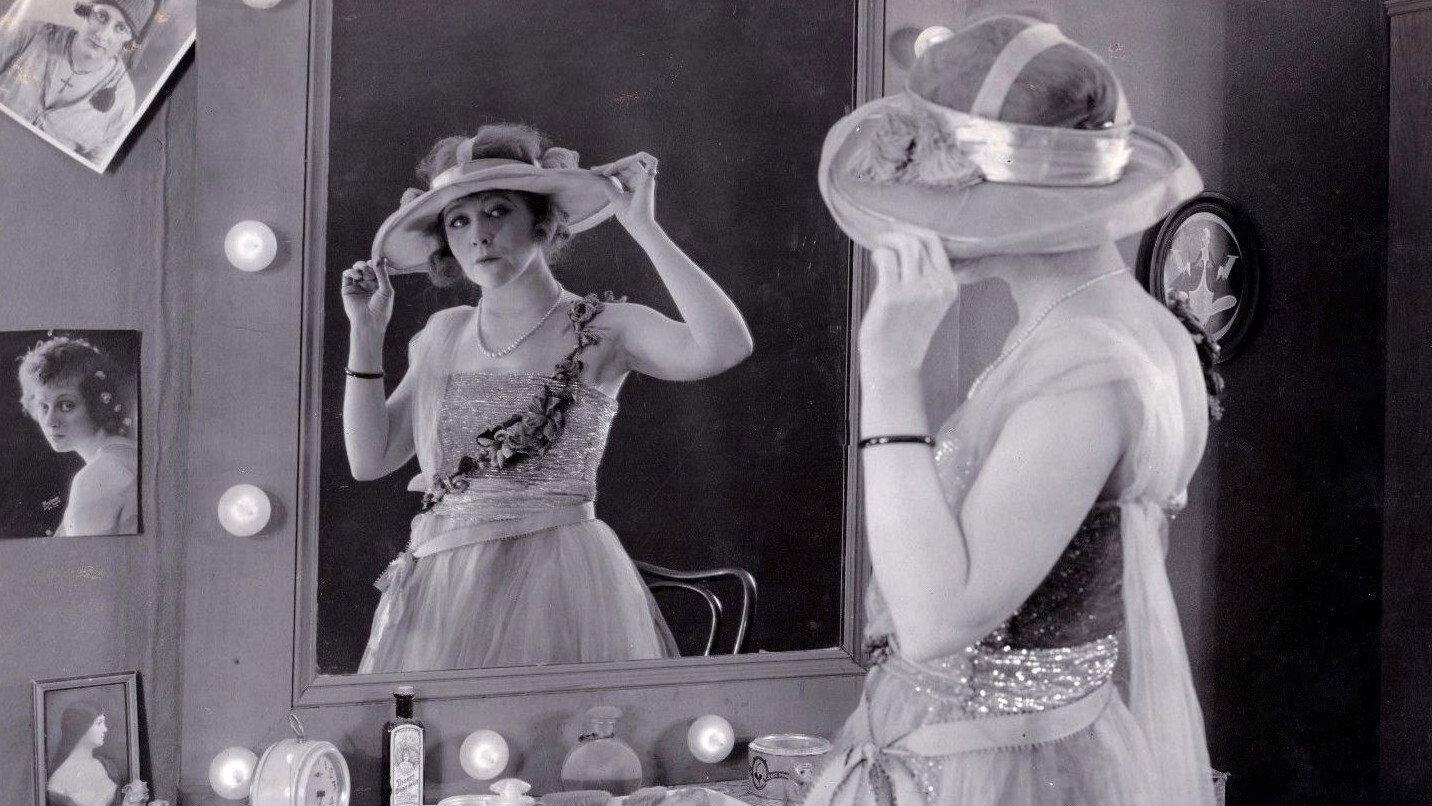 A City Sparrow 1920 movie scene