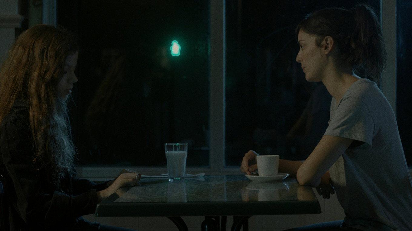 Ella y la oscuridad 2021 movie scene