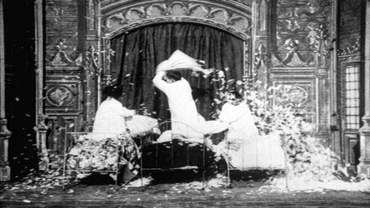Bataille d’enfants à coup d’oreillers 1897 movie scene