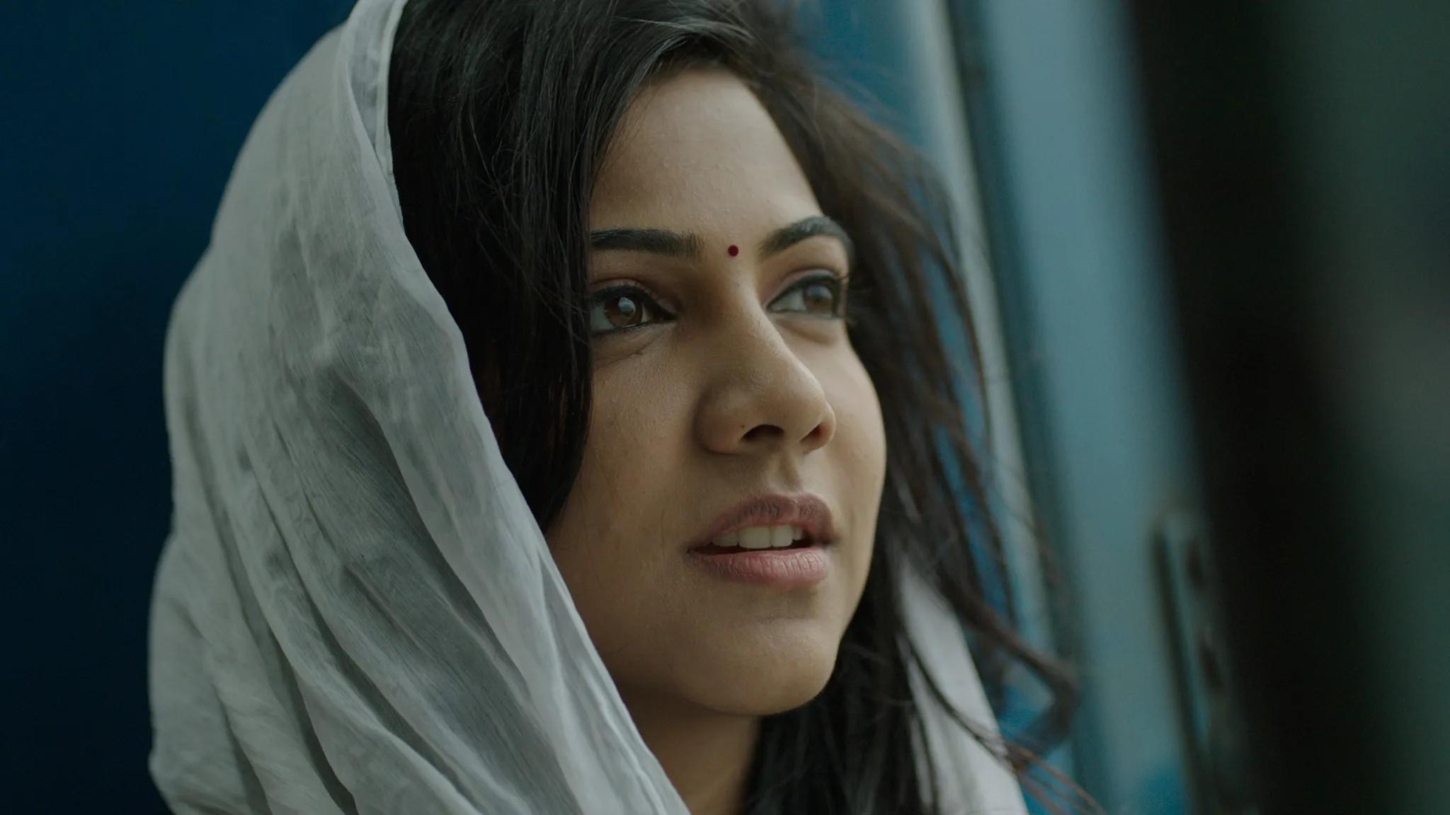 Kadhalum Kadanthu Pogum 2016 movie scene