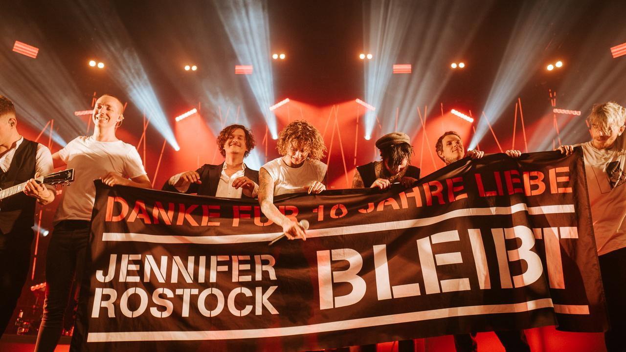 Jennifer Rostock: Bleibt 2018 movie scene
