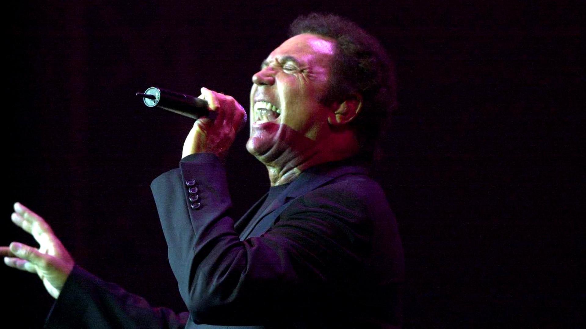 Tom Jones: Live at Cardiff Castle 2004 movie scene