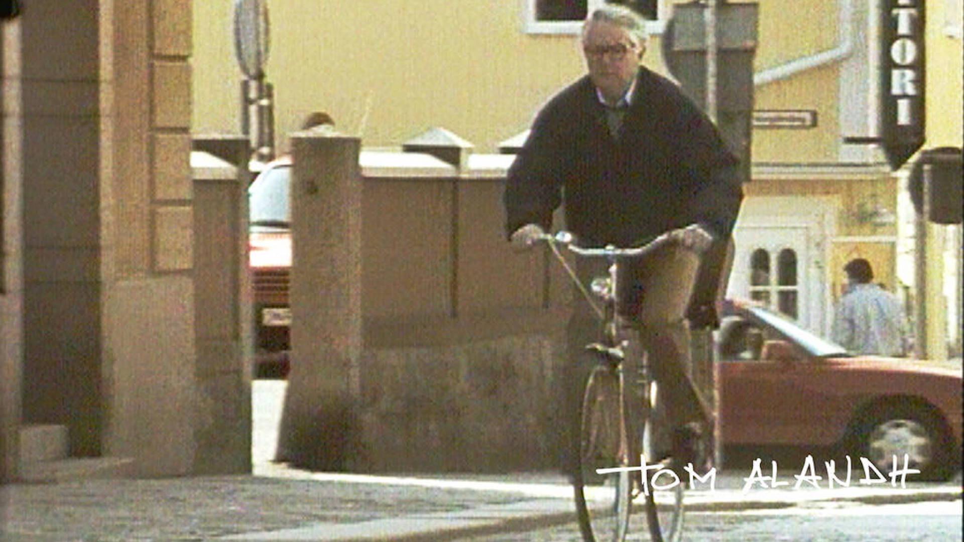 Kronofogden kommer 1993 movie scene