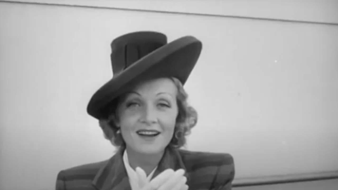 The Fashion Side of Hollywood 1935 movie scene