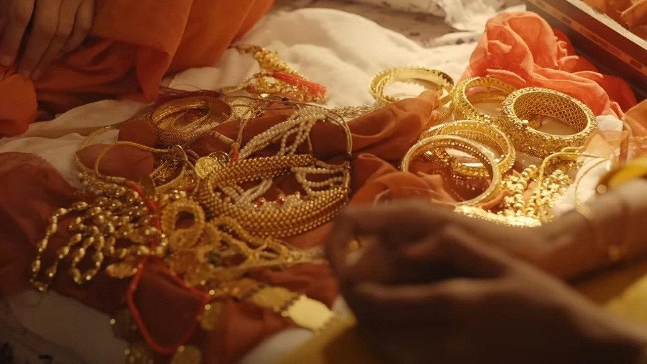 Jewellery 2022 movie scene