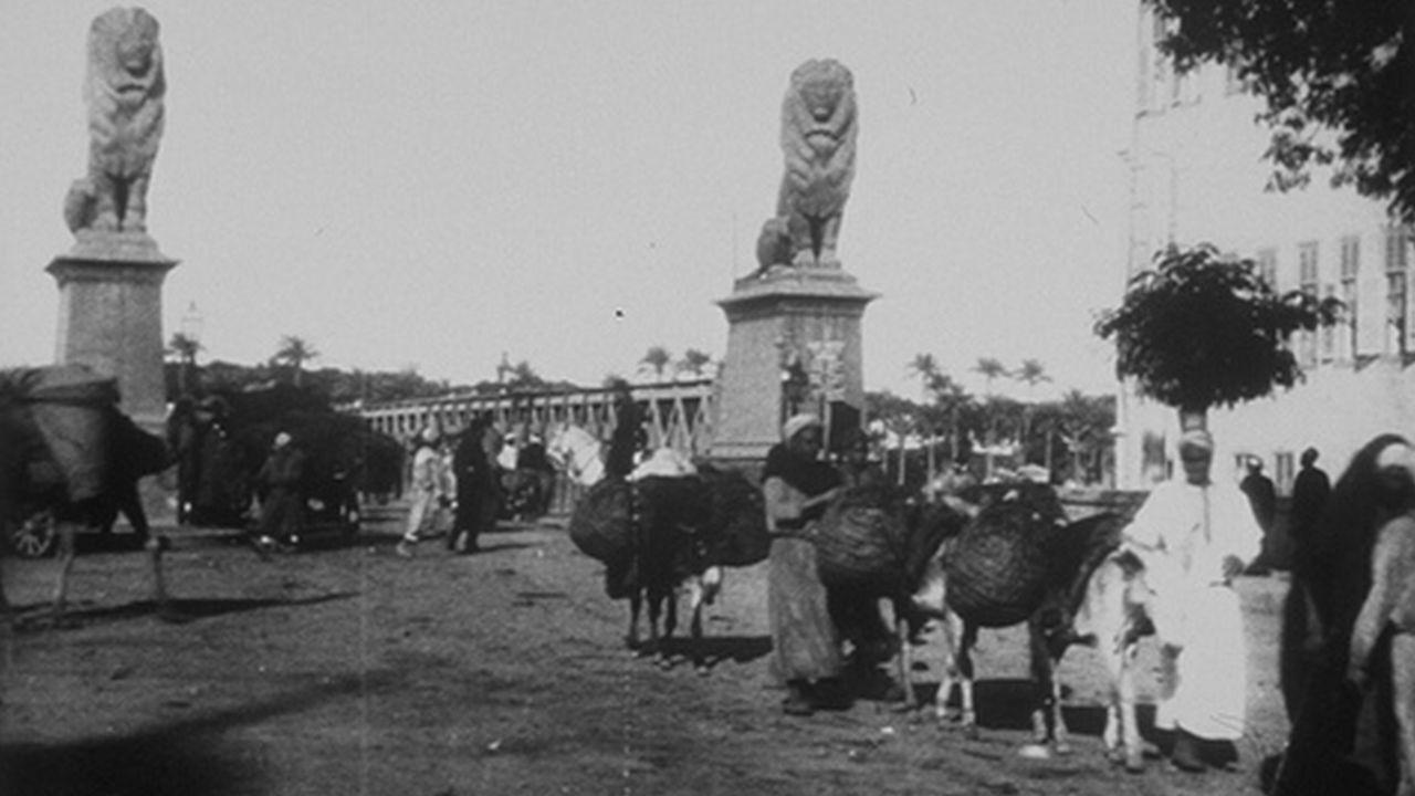 Le Caire, sortie du pont de Kasr-el-Nil 1897 movie scene