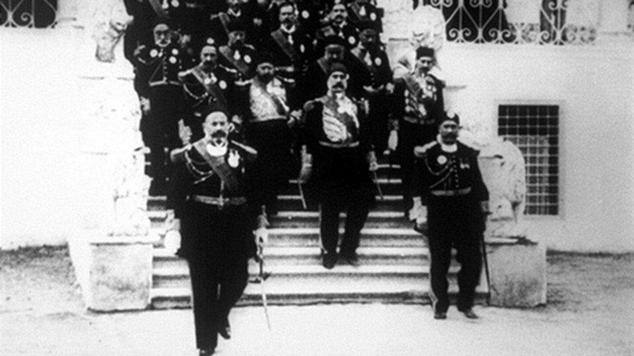 Le Bey de Tunis et les personnages de sa suite descendant l'escalier du Bardo 1903 movie scene
