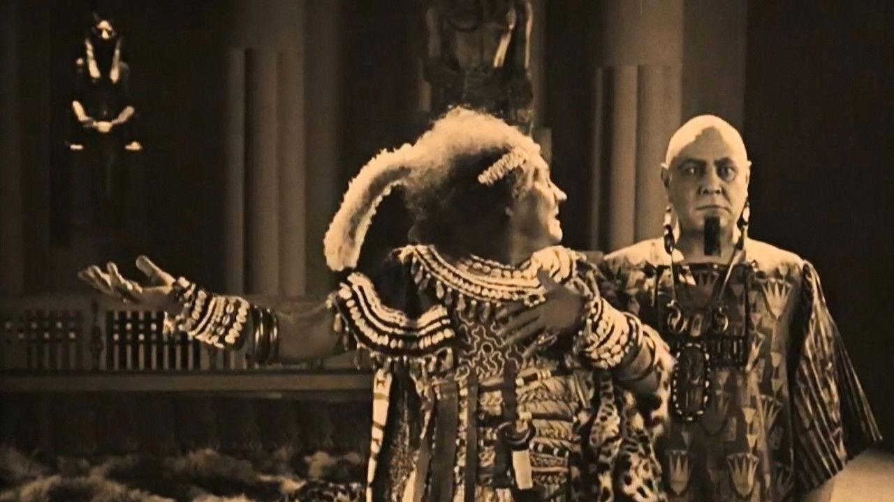 The Loves of Pharaoh 1922 movie scene