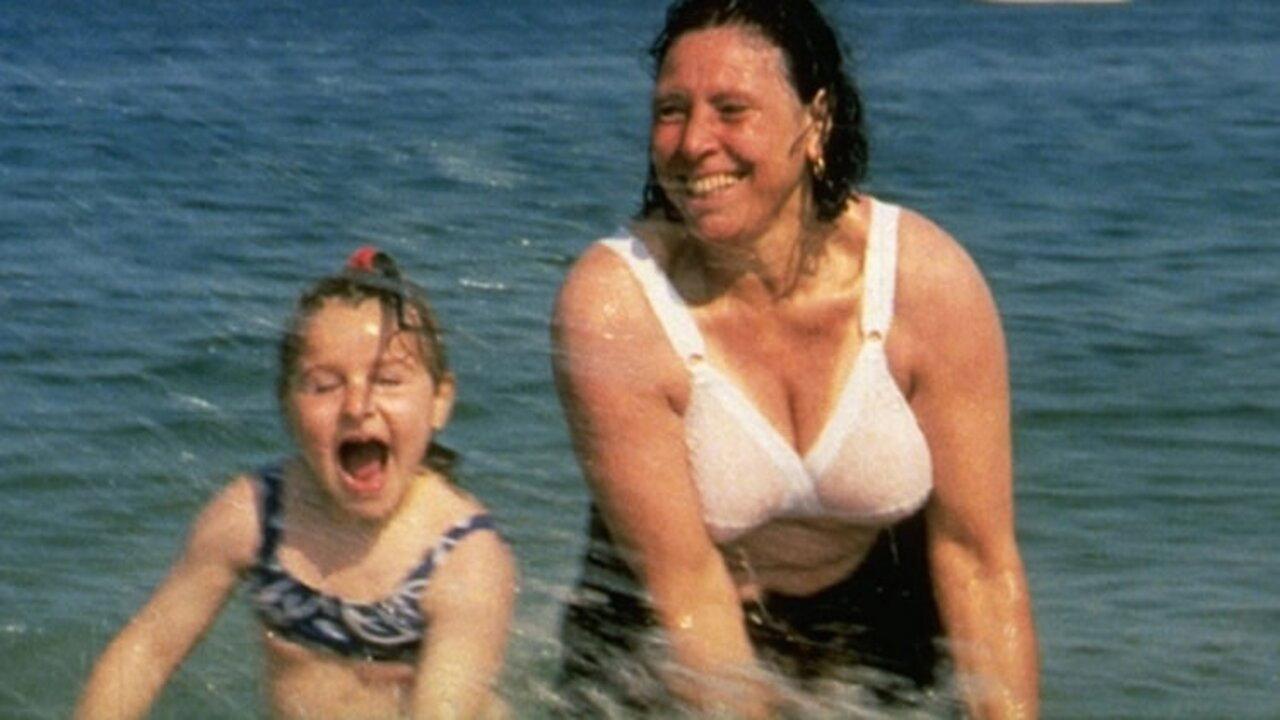 Zohra à la plage 1996 movie scene