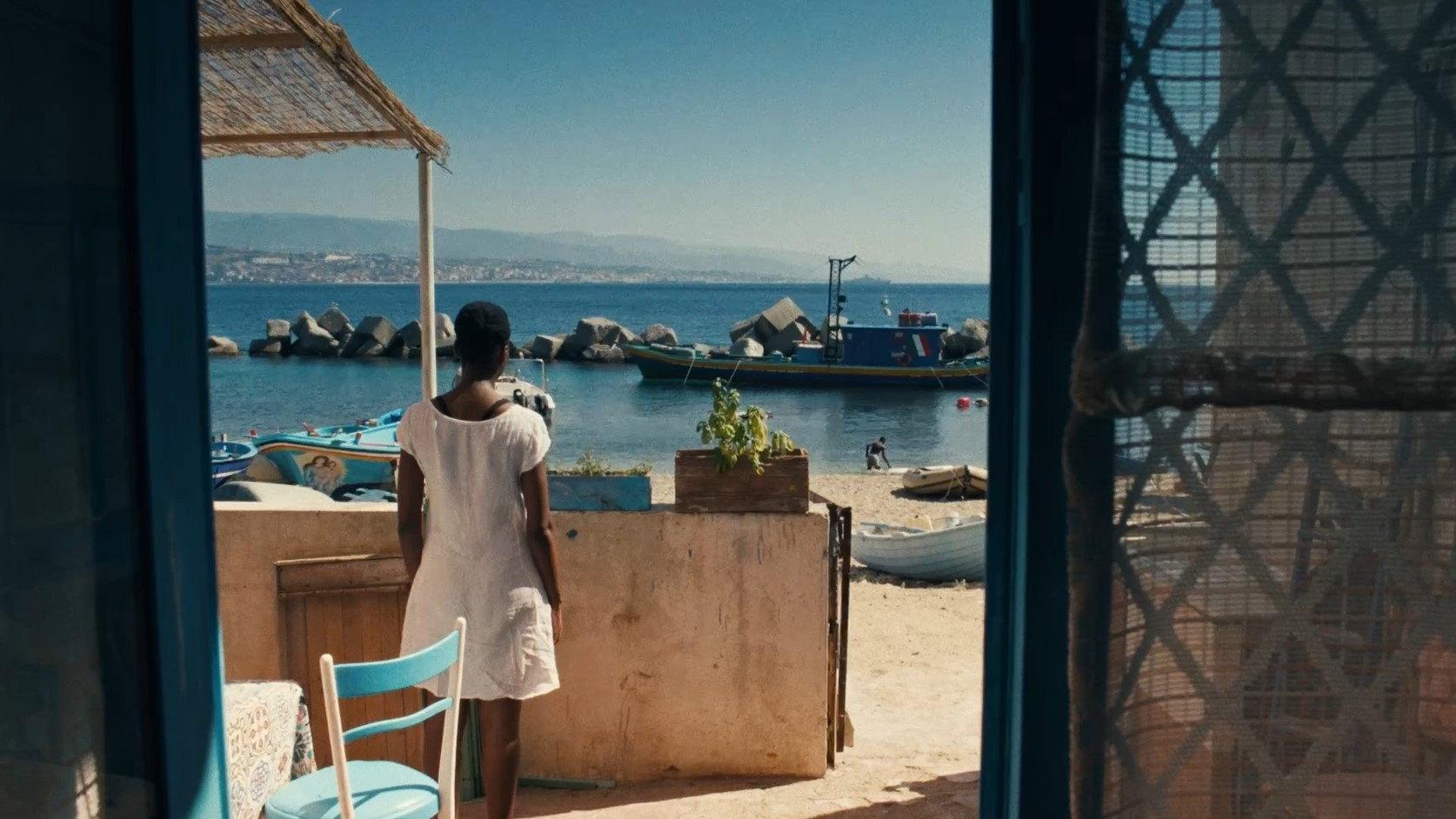 Spiaggia di vetro 2025 movie scene