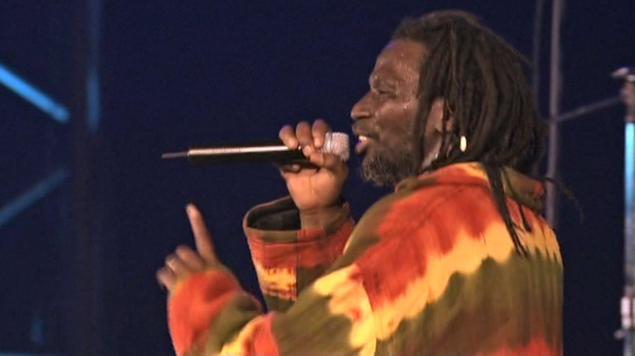 Tiken Jah Fakoly - D'Abidjan A Paris 2008 movie scene