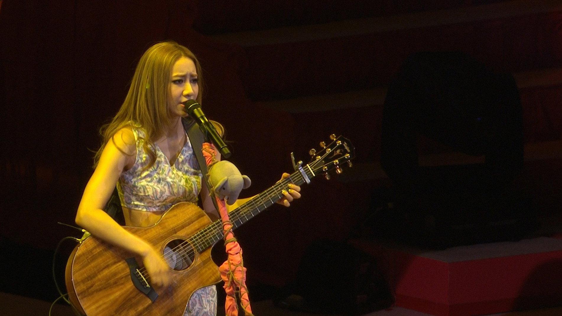 Kary The Present Concert 2013 movie scene