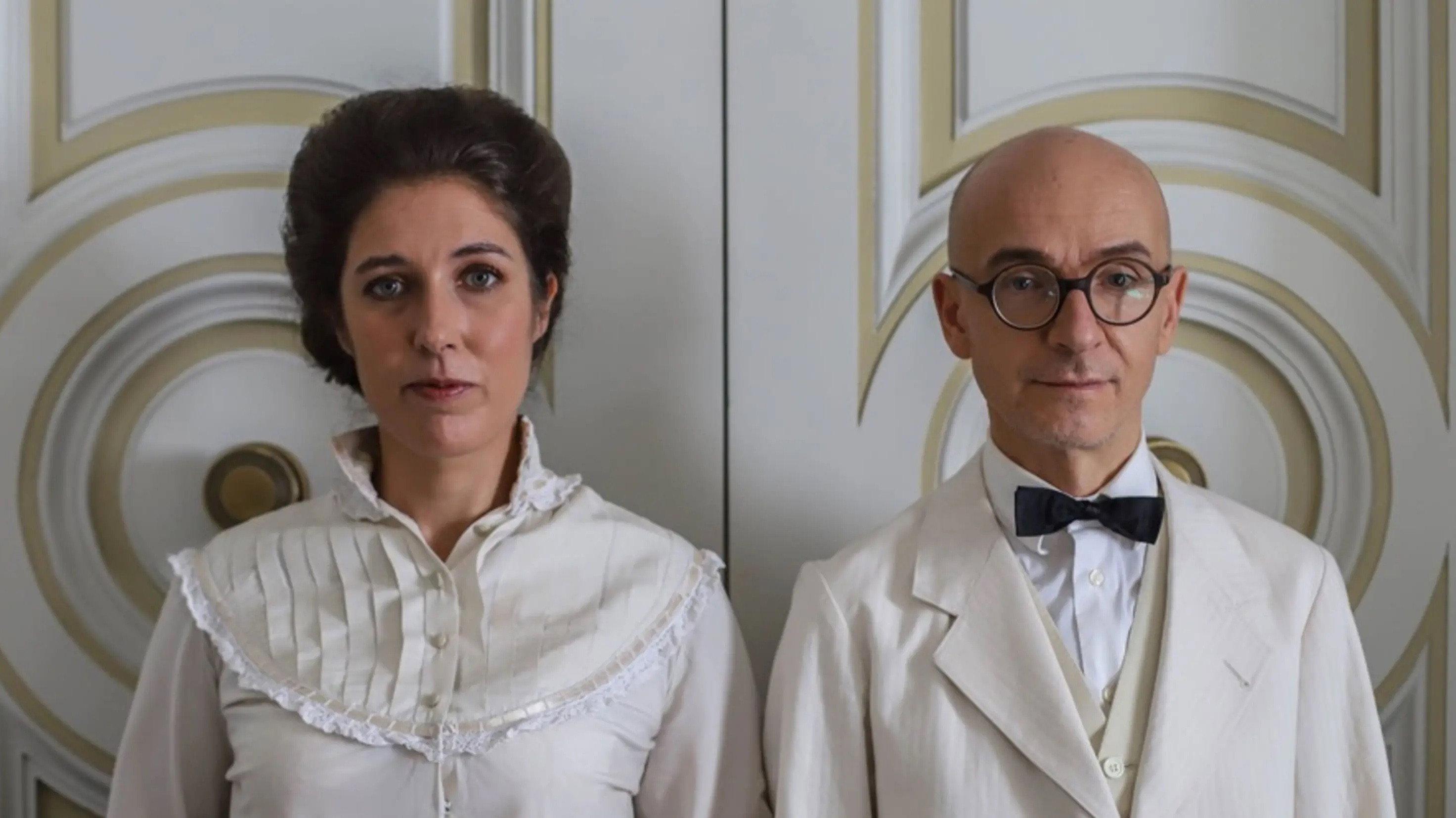 Amores brujos 2025 movie scene