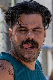 Thanasis Passas as Γιατρός in I Simmoria Tis Simforas 2024