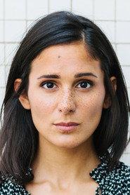 Aybi Era as Alice Cordes in Alice im Weihnachtsland 2021