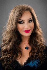 Coty Caballero as Laura in Deportados 2019