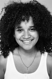 Gloria Colston as Julie in Les Gagnants 2022