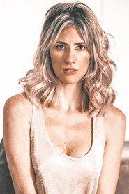 Daniela Pantano as Sol in Una tumba para tres 2021