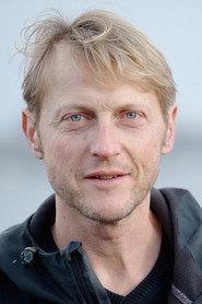 Imanuel Humm as Domini Senesz in Die Verteidigerin – Der Fall Belling 2025