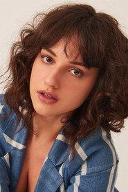 Samya Pascotto as Dina in Traces of Love 2024
