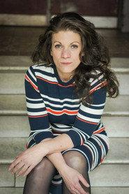 Andrea zum Felde as Gerda in Boot un Dood 2020