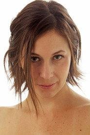 Adriana Guerra as Julia in Sob O Olhar da Chuva 2020