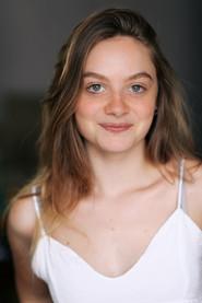 Lucy Ryan as Lola Dewallon in Tout contre elle 2019