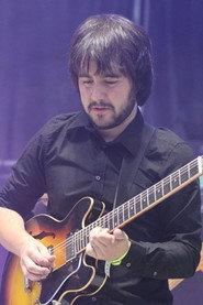 Alejandro Méndez as Guitarra y voz (self) in Lori Meyers - Directo En Madrid Wizink Center 2018