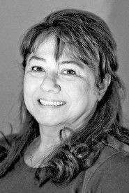 Funda Postacı as Elif in Crossroads 1970