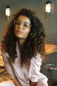 Precious Bostelaar as Aiza in De Familie Slim 2017