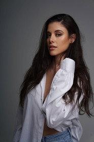 Sienna Stass as Sara Peters in Jett 