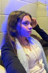 Rayssa Ferreira Chaud as Débora in Olhos de vidro