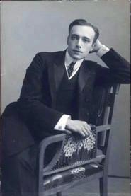 Vladimir Maksimov as Volyntsev, an artist in Be Silent, My Sorrow, Be Silent 1918