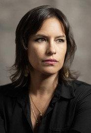 Michelle Malley Campos as Nora in En pedazos 2015