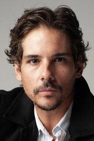 Marco Lobo as Carlos in Um Caso do Outro Mundo 2022