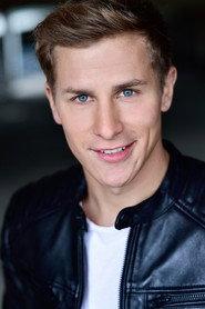 Lukas Sauer as Aufnahmeleiter in Bonbon - Das Musical