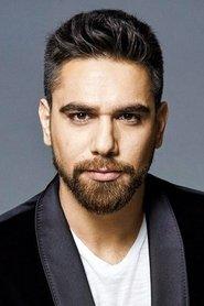 Kadir Doğulu as Mert in Bir Hikayem Var 2013