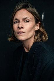 Anina Sara Baumgartner as Eva Mendes in Von oben nach unten 2016