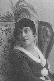 Yelena Yuzhnaya as Kitchen maid in Long Live... Mice! 1916