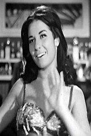 Soheir Magdy as مديحة اخت نادية in Al Moshaghiboun 1965