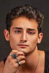Emilio Osorio as Patricio Olivares in Podcast, rapaces nocturnos 