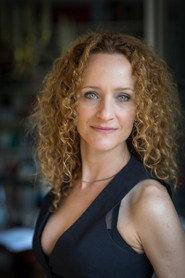 Lisa Wildmann as Sarah in Drei Kameradinnen 2026
