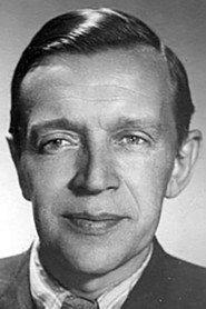 Konstantin Nemolyayev as дворник in The Old Courtyard 1941