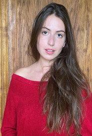 Tess Lauvergne as Tess in The Best Years of a Life 2019