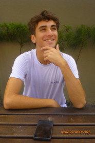 Heitor Chaves as Leonardo in Ainda é cedo 2025